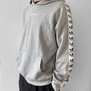 Snygg hoodie från adidas, i mycket bra skick 🥰 strl M