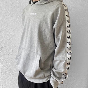 Hoodie  - Snygg hoodie från adidas, i mycket bra skick 🥰 strl M