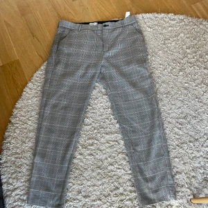 Rutiga kostymbyxor  - Rutiga kostymbyxor från Pull&Bear. Snygga men för stora för mig tyvärr🔥 Stl 46. Köparen står för frakten 📦