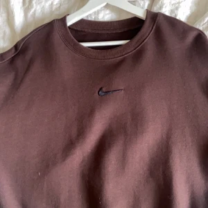 Sweatshirt - Brun sweatshirt med nikemärke köpt på etsy för 450kr. Storlek M men passar nog alla upp till L för en oversize passform. Använd enstaka gånger. Skriv privat vid intresse