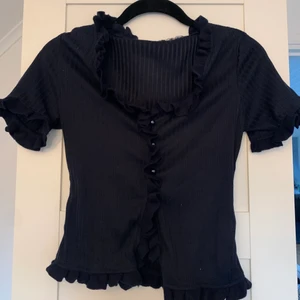 Topp  - Jättegullig topp  med knappar som går att använda som vanlig topp stängd och som kofta öppen, vet tyvärr inte vart den är ifrån men den är i mycket fint skick! Storlek XS/34💙