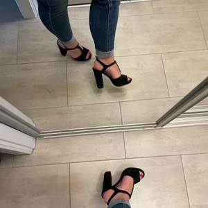 Klackskor  - Äkta mocka klackskor, använda en gång vid ett bröllop! Som nya. Storlek 37 