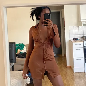 Brun klänning - Jag säljer denna bruna skjortklänning och är aldrig använd. Klänningen är i strl S. 😇 