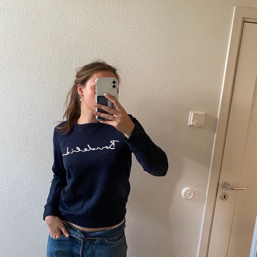 Jättefin tröja i marinblåfärg från Bondelid. Nyskick, då den knappt är använd. Jag är 172 cm lång och bär oftast strl s. Kan mötas upp i sthlm, annars står köparen för frakten💕. Tröjor & Koftor.