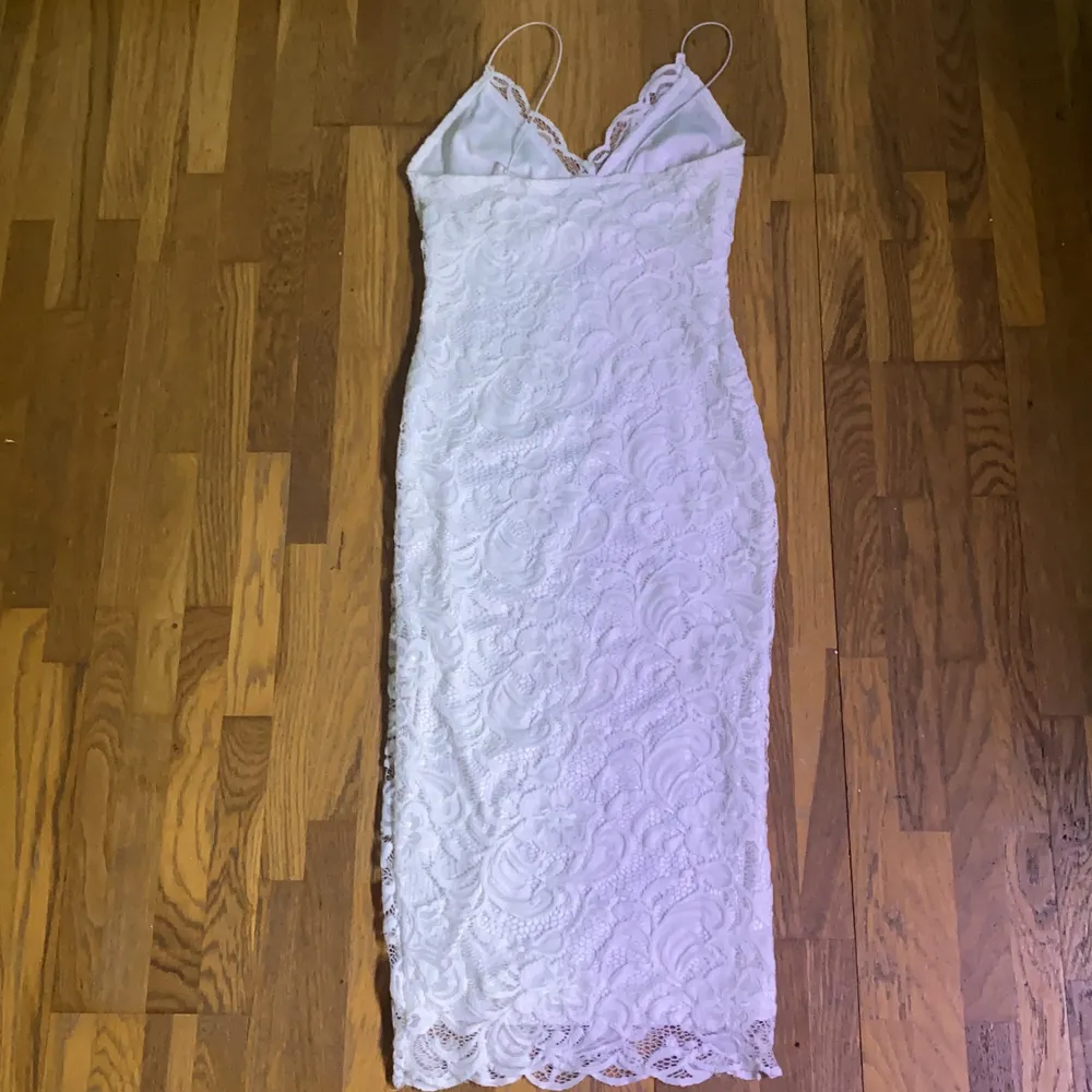Tajt klänning med spets, Sitter väldigt fint men börjar bli för liten för mig, hann inte använda den så mycket och den är helt ny tvättad. Storlek S. Klänningar.