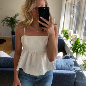Sommartopp - Säljer denna topp från Gina Tricot. Inköpt förra sommaren och är endast använd ett fåtal gånger. Som ny!💗