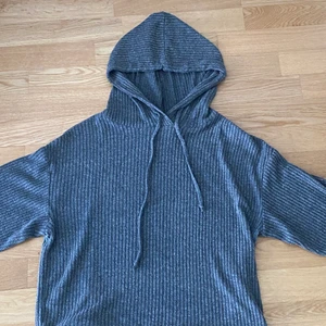 Luvtröja  - Jätte fin grå luvtröja från Gina❤️jätte skönt material och allt 