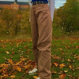BAGGY JEANS - Bruna baggy jeans från Nelly, storlek 36, 72cm i midjan och 77cm innerbenslängd. 100kr + spårbar frakt 