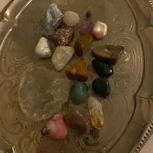 18 Olika kristaller från KristallAkademin. Köpte dessa April 2021 men känner inget behov av att behålla dem eftersom jag knappt gjort något med dem.