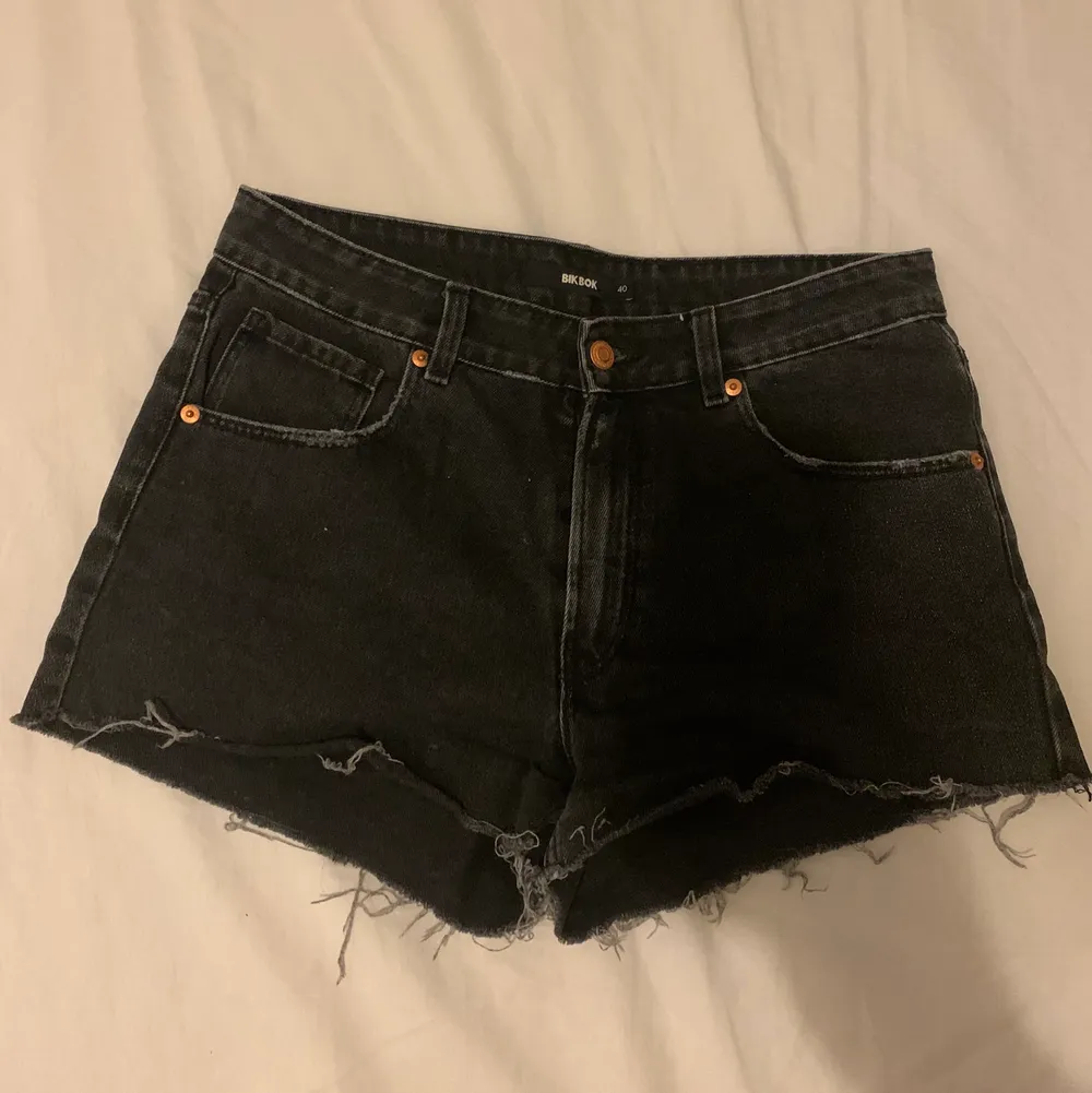 Supersnygga svarta shorts från bikbok som jag säljer eftersom jag har 2 par. Storlek 40 men liten i storleken!💗 Köpt förra året men använda max 3 gånger! 💗💗☺️frakt tillkommer!! . Shorts.