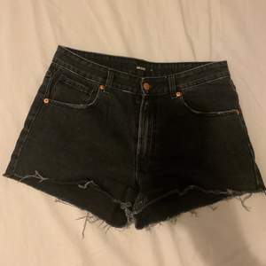 Supersnygga svarta shorts från bikbok som jag säljer eftersom jag har 2 par. Storlek 40 men liten i storleken!💗 Köpt förra året men använda max 3 gånger! 💗💗☺️frakt tillkommer!! 
