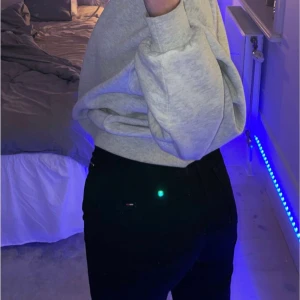 Svart Tommy hilfiger jeans - Säljer dessa jätte sköna skinny jeans från Tommy hilfiger. De är endast provade. Nypris 1100kr. Storlen står med på sista bilden o skulle säga de passar s. Jag är 171 o de är väldigt bra längd på mig!