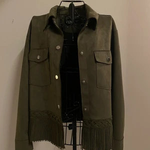 Snygg jacka! - 💙- Säljer en helt oanvänd mocka-aktig vår/sommarjacka från Zara. Köpt för 499kr och aldrig använd endast testad, säljer då jag råkade beställa 2 ex. Jackan har snygga detaljer och är ett mjukt material! Dm för frågor 💕