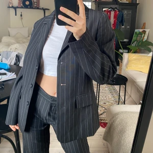 Kostym - Super snyggt och fräscht kostym set, svart vitt randigt! Nästan aldrig använt och nästan som nytt🫶 går att köpa endast byxor eller kavaj också!