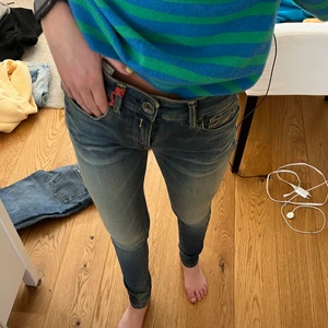Replay jeans - Som Nya replay jeans i så snygg tvätt. Supersköna!! Storlek 25/30, så skulle säga XS/34. Midrise & straight leg. Använda 1-2ggr 