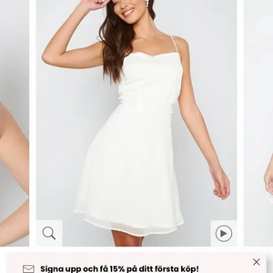 Student klänning - Sååå fin student klänning i storlek small. Den skulle passa en xs och en medium pågrund utav snörningen där bak. 