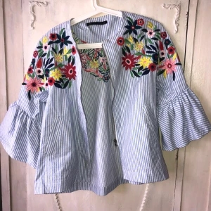 Mönstrad blazer kavaj kofta från Zara  - Så vacker blommig och randig blazer från Zara. Volang Råå ärmarna. Stängs med dragkedja. Strl XS men passar även small. Fickor på sidorna. Perfekt nu i sommar.