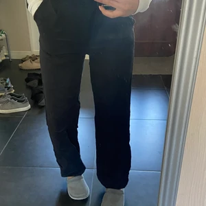 Svarta linnebyxor  - Säljer mina svarta linnebyxor från NAKD, supersköna men kommer ej till användning köparen står för frakt:) 