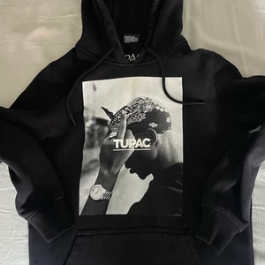 2pac hoodie XS - Använt flertal gånger, säljes då den är för liten, strl XS
