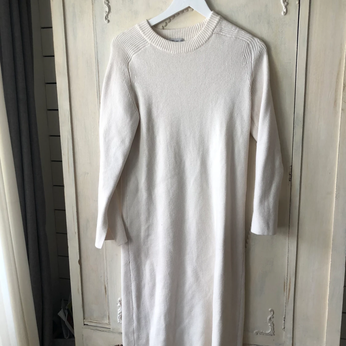 Lång vit stickad ribbad klänning