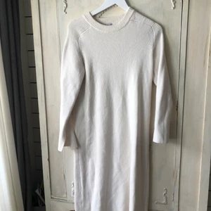 Lång vit stickad ribbad klänning - Lång vit stickad ribbad klänning från Zara. Strl M men passar även större o mindre beroende på hur man vill att den ska sitta. Perfekt klänning att slänga på sig på sommarkvällarna.