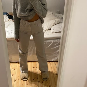 Zara jeans - High waisted jeans från Zara, storlek 36. Har små fläckar längs ned (se bild 3). Köpare står för fraktkostnad🤍