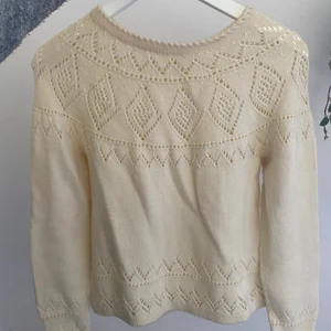 Vit stickad tröja - En söt stickad tröja i krämvit färg, inget märke så hemmagjord vintage. I fint skick! Skulle säga att den passar som S och XS. Den känns mer stickad i ylle material, men känns Inte jobbigt stickig, så den kliar inte. Skriv privat vid frågor!💕 