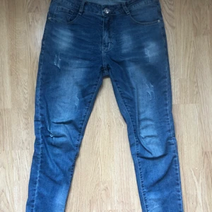 Jeans  - Jeans i storlek M, dem passar mig och jag är 172 cm