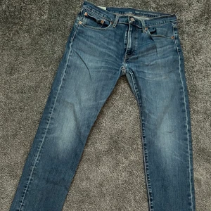 Levis 502 - Blåa levis jeans med en liten repa i bakficka, super snygga och sköna nu inför vår och sommar