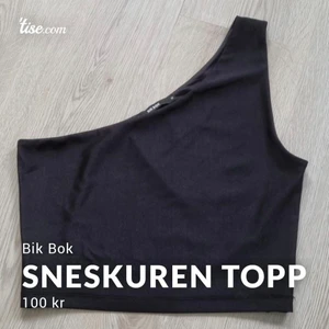 Sneskuren topp  - Svart sneskuren topp från Bik Bok 👚 Endast använd en gång så i nyskick!