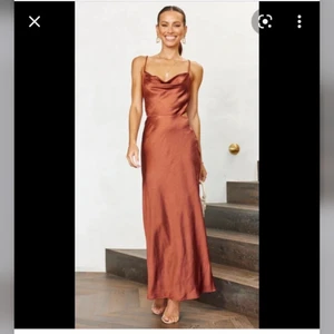 Satinklänning NY - Oanvänd! Planerat att ha på ett bröllop men fortfarande inte bestämt mig. Klänningen är jättefin, köpt från Australien.