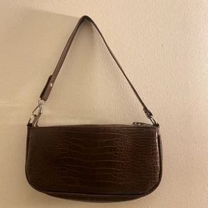 Brun baguetteväska - Jag säljer en brun baguetteväska från Shein, enkel, snygg och vardaglig. 😇 