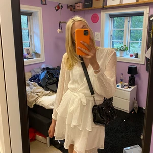 Fin student klänning  - Hej! Säljer nu min fina klänning som jag köpte på gina för ungefär 1år sedan💓 jag har bara använt den 1 gång på min skolavslutning i 9an, den är i nyskick💓 hör gärna av dig om du är intresserad!🌟