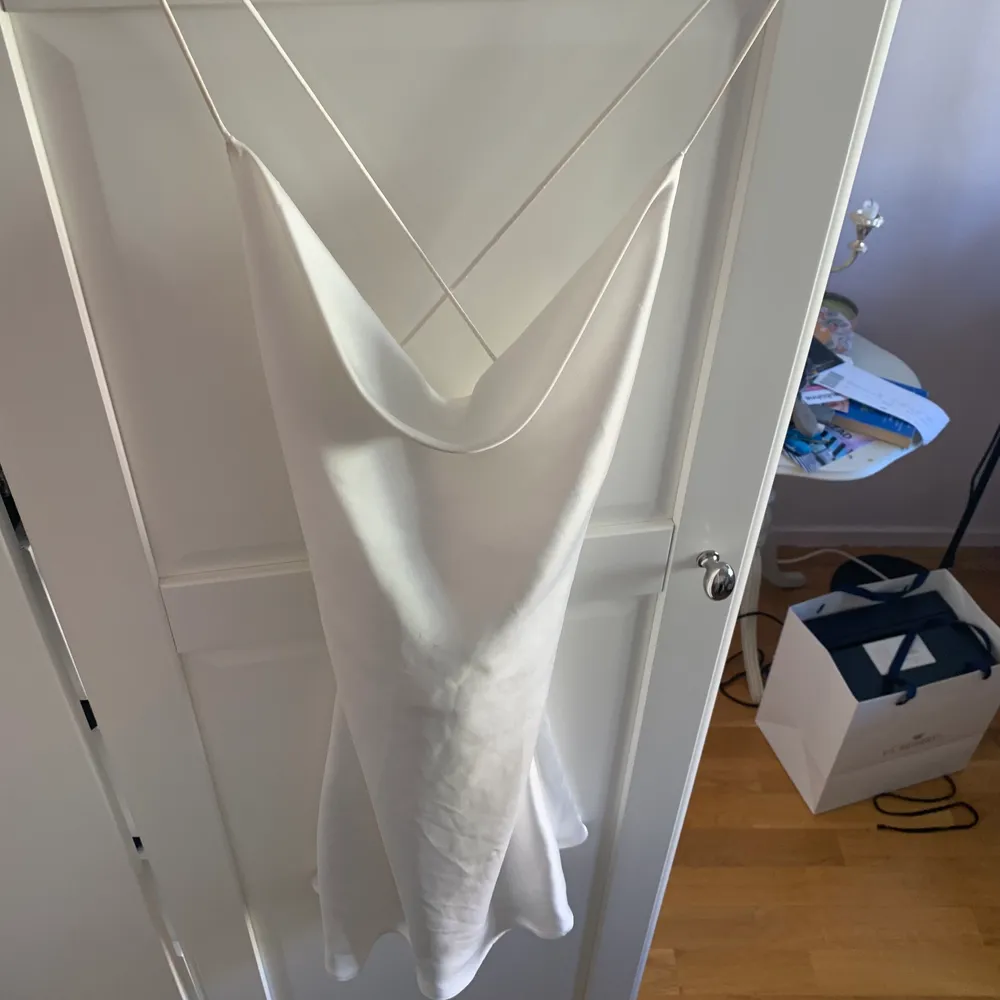 Säljer nu denna superfina sidenliknande klänningen från zara som endast är andvänd en gång. Passar storlek xs-s. Perfekt till sommaren! Frakt 66kr tillkommer!. Klänningar.