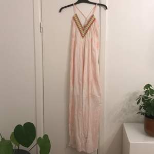 Långklänning från F.A.V i rosa, one size (passar strl S/M) 