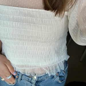 Vit topp  - Jättegullig topp från Nelly.com. Inga tecken på användning. Är i storlek xs men passar även s🖤