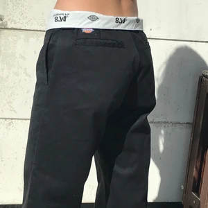 populära Dickiesbyxor💘💕 - Sparsamt använda och säljes då de är för små på mig, jag är ca 162💕  nypris 700 kr KOLLA GÄRNA IN MINA ANDRA ANNONSER! Säljer bland annat jackor, klänningar och massor av jeans💘