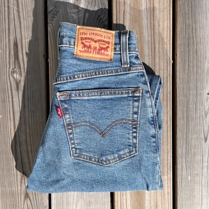 Levis jeans - Levis jeans i nyskick! medelhög midja, säljer då dom är för små för mig. Storlek 23 motsvarar ungefär en xxs/xs.