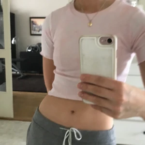 Topp ifrån pull & bear - Superfin rosa crop T-shirt ifrån pull &bear😆💗