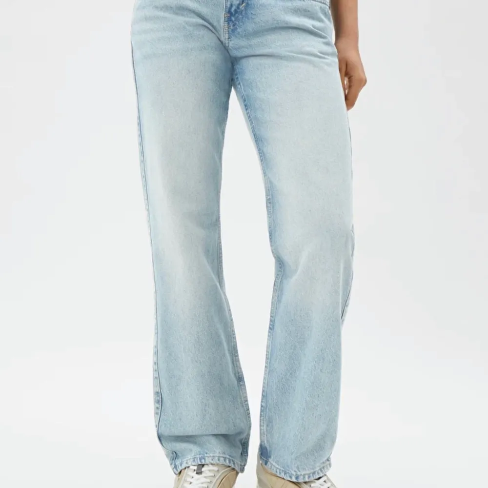Jätte fina lågmidjade jeans från weekday. Dom är ljus blåa och jätte fina. Väl använda men märks inte💗 Kom privat för bilder, köparen står för frakt💗. Jeans & Byxor.