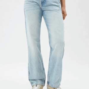 Jätte fina lågmidjade jeans från weekday. Dom är ljus blåa och jätte fina. Väl använda men märks inte💗 Kom privat för bilder, köparen står för frakt💗