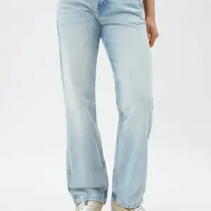 Jätte fina lågmidjade jeans från weekday. Dom är ljus blåa och jätte fina. Väl använda men märks inte💗 Kom privat för bilder, köparen står för frakt💗