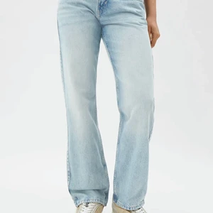Arrow los jeans - Jätte fina lågmidjade jeans från weekday. Dom är ljus blåa och jätte fina. Väl använda men märks inte💗 Kom privat för bilder, köparen står för frakt💗