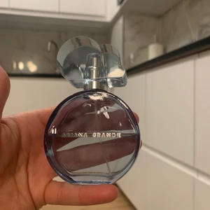 Ariana grande parfym cloud  - Blev allergisk. Mer än halva kvar. 