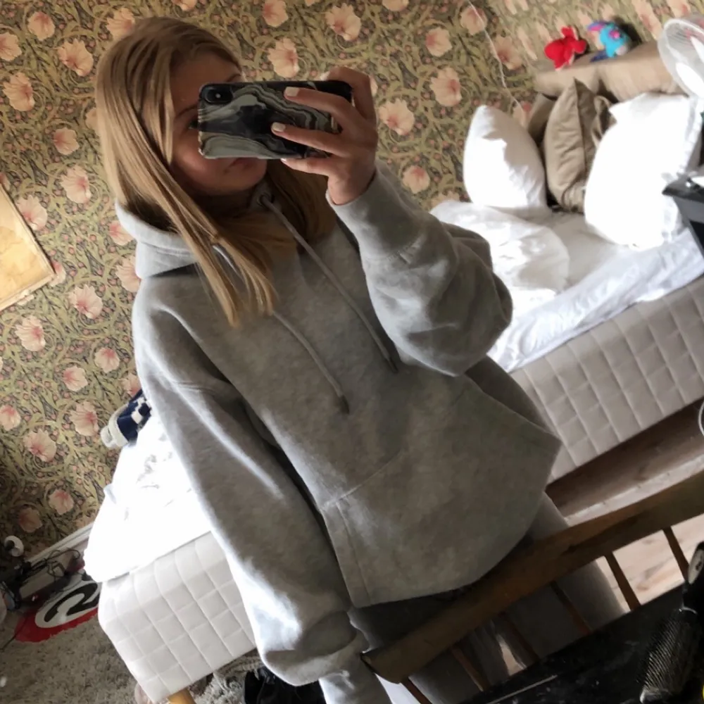 En grå hoodie ifrån zalando/pull&bear i strl 36/S inte jätte andvänd eftersom att jag tyckte att den inte passade på mig!❤️ frakten går för 66. Hoodies.