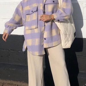 Vårjacka - Säljer denna lila-beigea vårjackan från princesspolly! Den är aldrig använd. Jackan är i storlek S/M och gjord för att sitta lite oversize. Först bilden är lånad men det är samma jacka. 