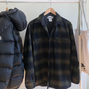 ”Khaki Green Overshirt” - Overshirt från Hope, sällan använd. Oversized. Trades kan vara intressant!