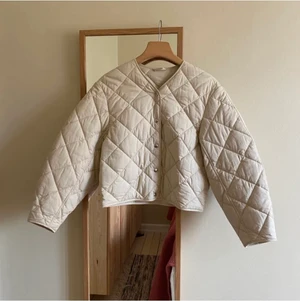Quiltad jacka från arket  - Vit/cremefärgad quiltad lite croppad jacka från Arket. I toppenskick och köpt här på plick, bilderna är från förra ägaren. Fraktas mot betalning eller så kan den hämtas i Göteborg❤️