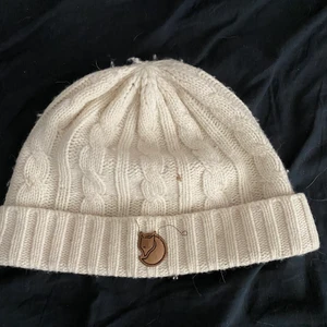 Fjällräven mössa vit  - Säljer denna på grund av ingen användning längre😊
