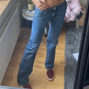 Raka zara jeans - Supersnygga slutsålda jeans från zara. Har ett år liknande så säljer kanske dessa vid rimligt pris😊